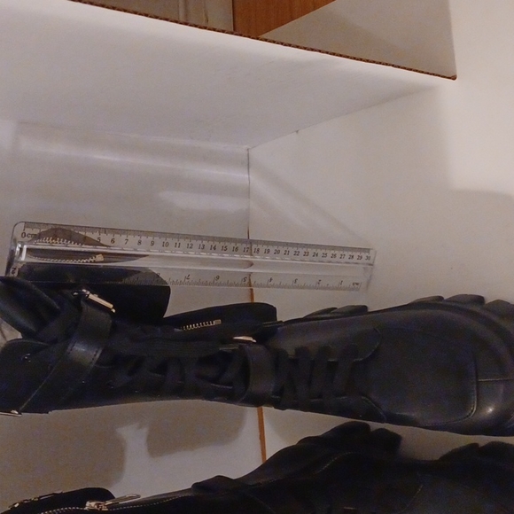 JESSICA BUURMAN Black Lug Sole Boots w/purses - Picture 7 of 7